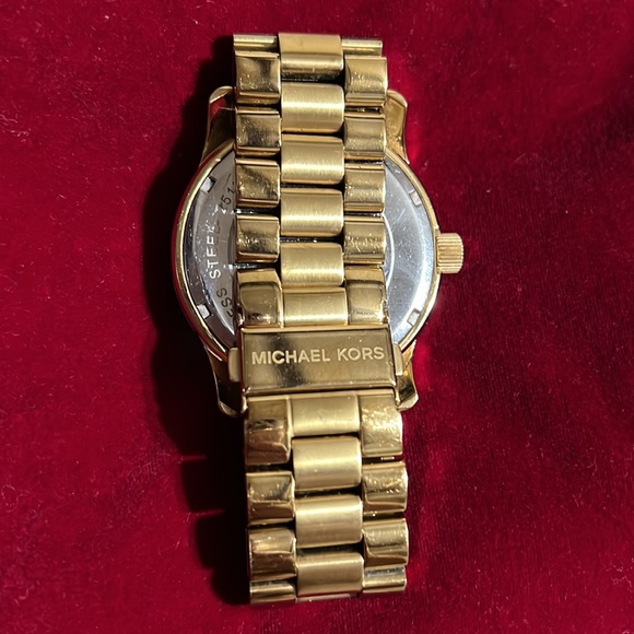COPY - Michael Kors watch MK-5706 Gold Oversized Runway Gold Crystals - Picture 5 of 12